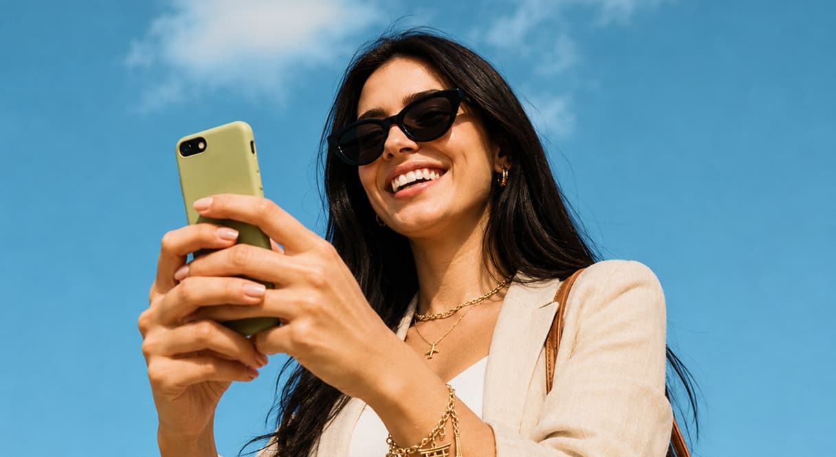 Pessoa usando um celular durante uma viagem